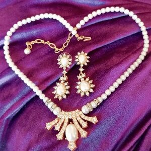 Elegant Gold and Pearl Jewelry Set